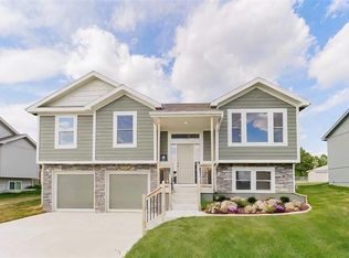 1912 Hawkview Dr, Harrisonville, MO 64701