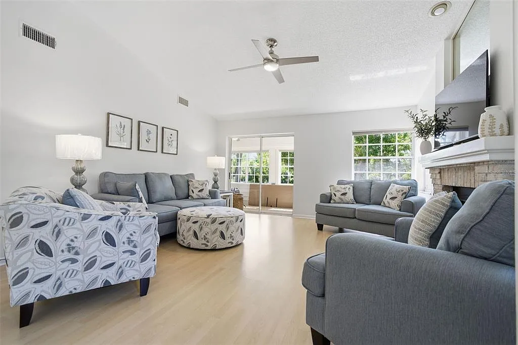 2 bed, 2.0 bath, 1353 sqft, $2,900 — Photo 4