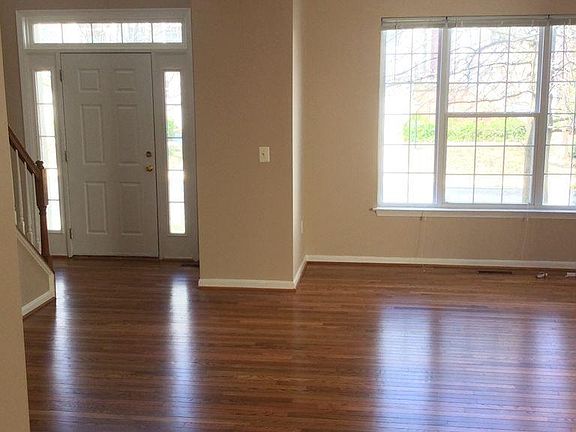 Living Room w Hardwood Floor