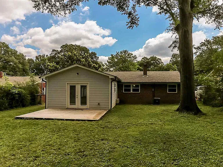 3 bed, 1.5 bath, 1325 sqft, $1,600 — Photo 2