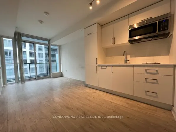 27 Bathurst St #1014W, Toronto, ON M5V 0R1