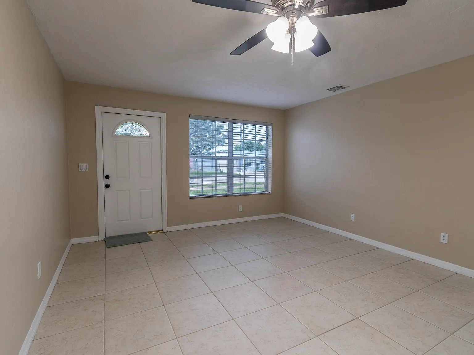 3 bed, 1.0 bath, 912 sqft, $2,800 — Photo 2