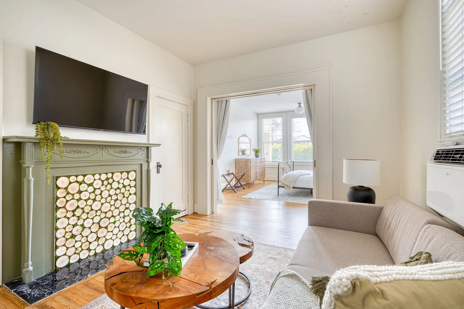 2 bed, 1.0 bath, 699 sqft, $3,816 — Photo 2