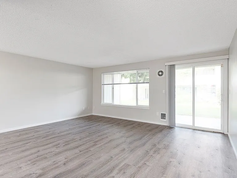 Somerset Apartments — Photo 7