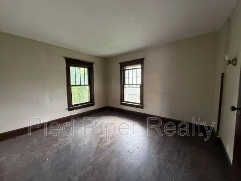 3 bed, 1.0 bath, 1372 sqft, $1,459 — Photo 2