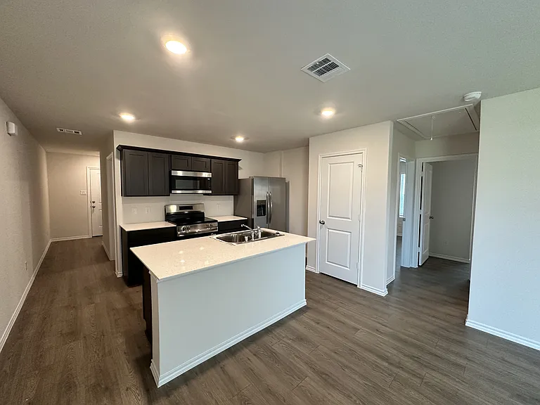 1128 Northfield Dr — Photo 4