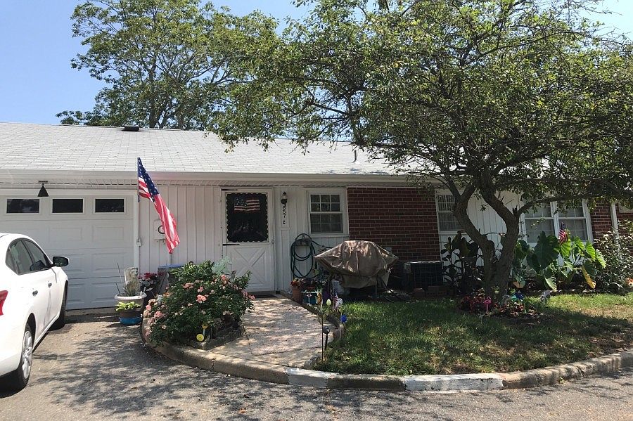 1st image of 857C Thornhill Ct
