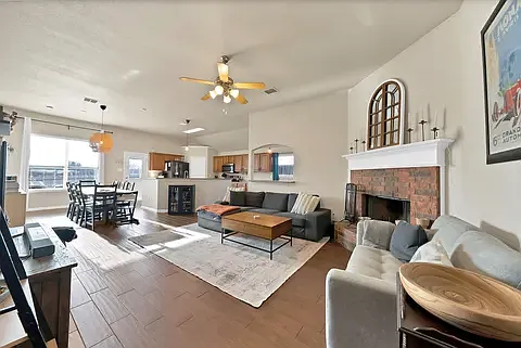 4 bed, 1910 sqft, $3,100 — Photo 4