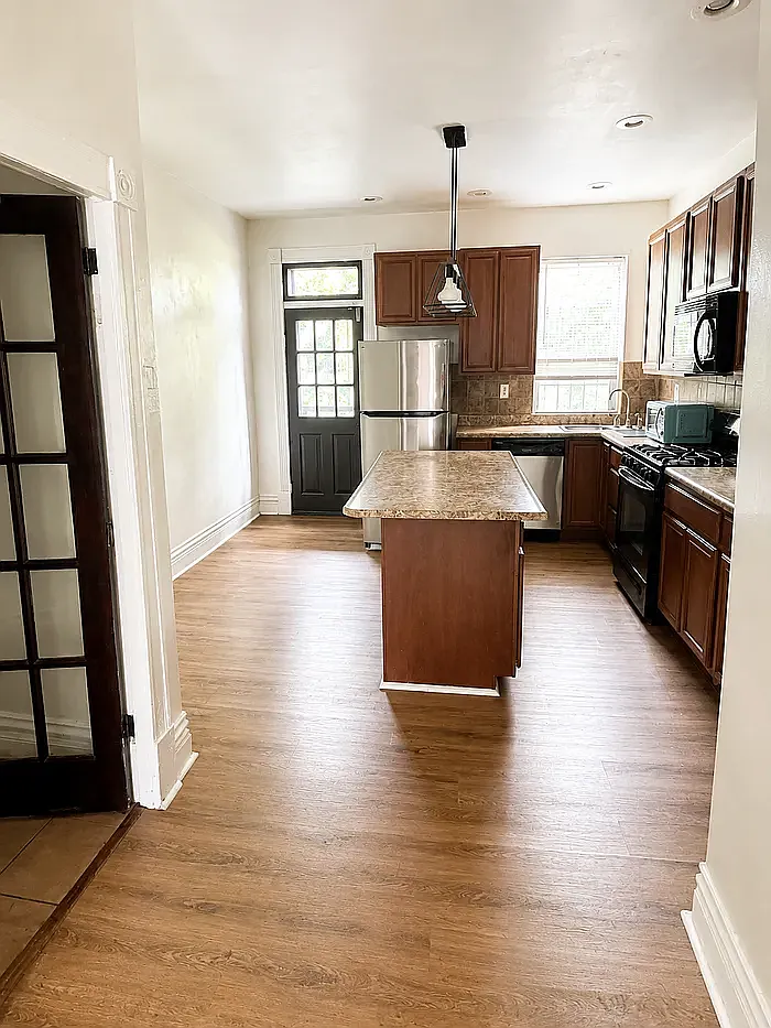 3 bed, 2.5 bath, 1900 sqft, $2,350 — Photo 4