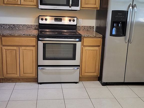 4th image of 857 Ponder Ave