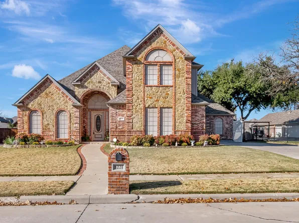 8221 Thornhill Dr, North Richland Hills, TX 76182