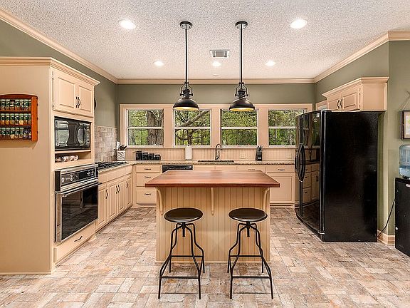 4th image of 310 Hartford Pl