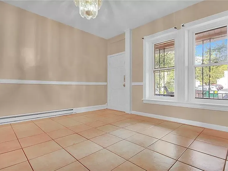 446 W Allen St — Photo 3