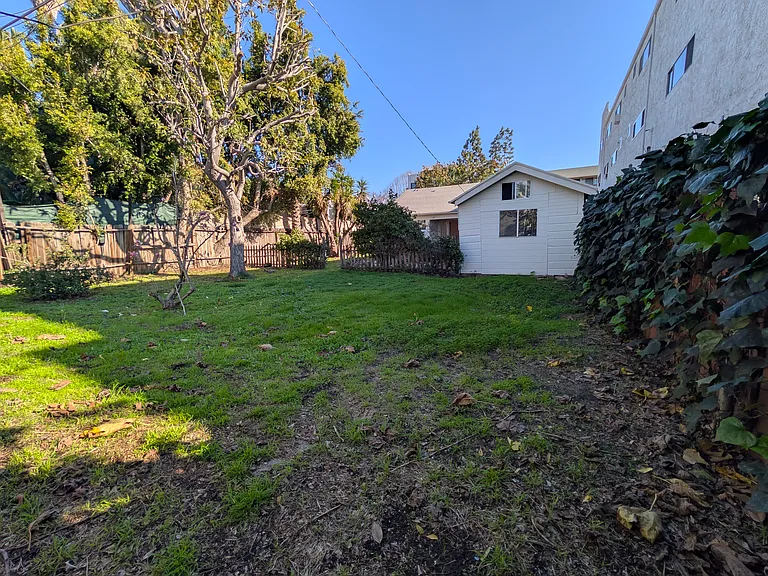 849 N West Knoll Dr — Photo 45