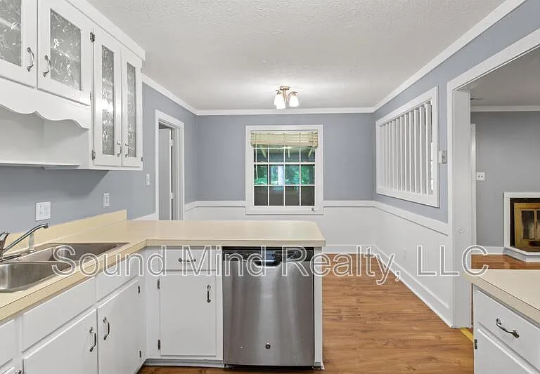 417 Foxhall Dr — Photo 5