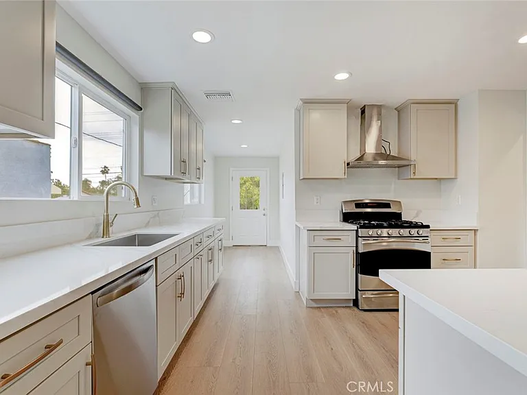 1333 Western Ave — Photo 7
