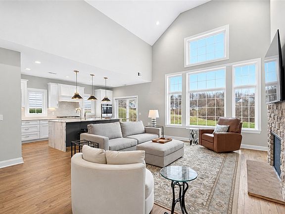 3rd image of 415 Freedom Dr