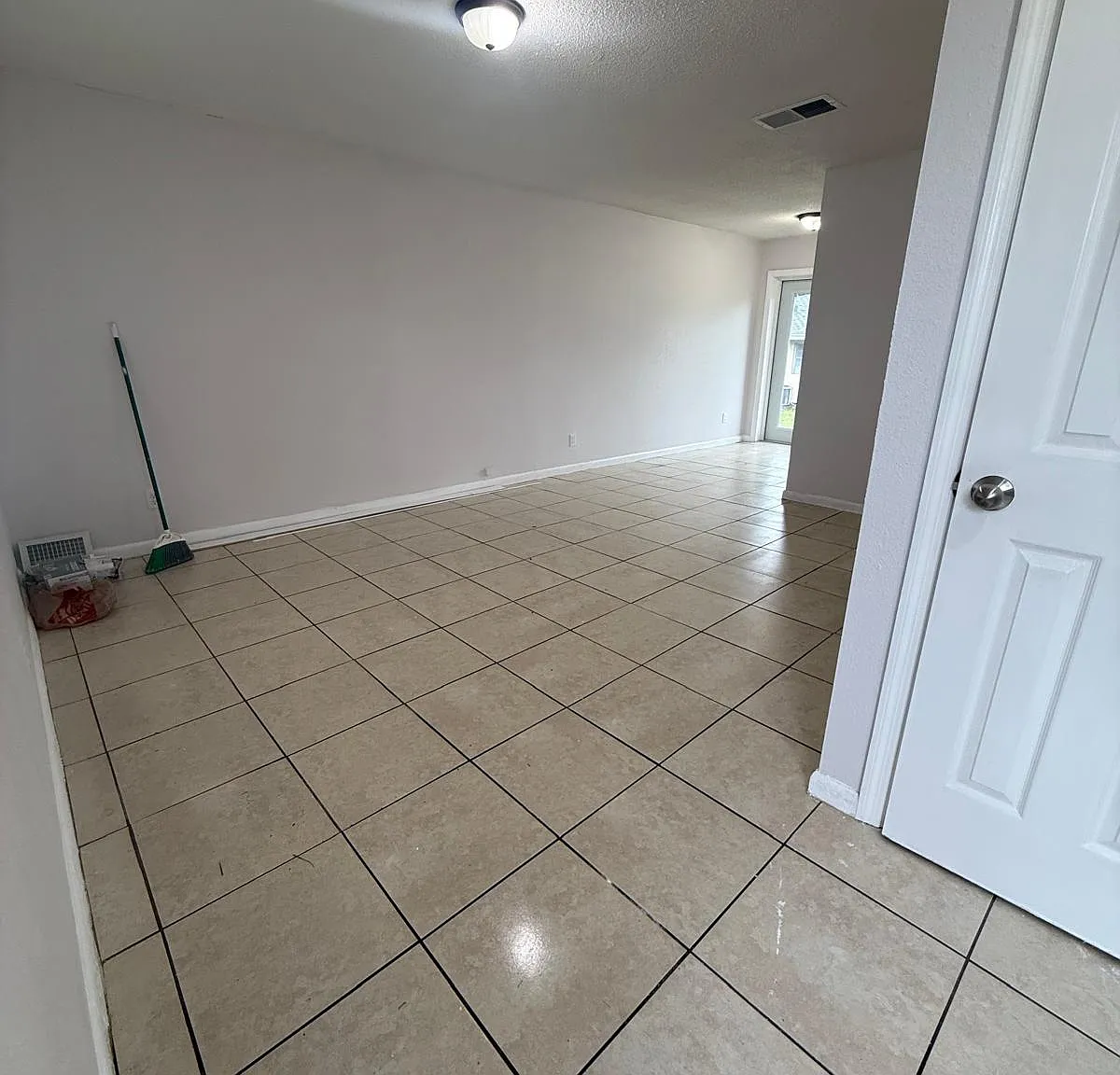 2 bed, 700 sqft, $1,600 — Photo 2