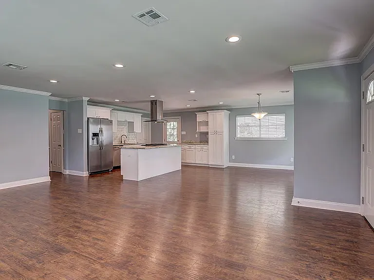 111 Lyons St — Photo 4