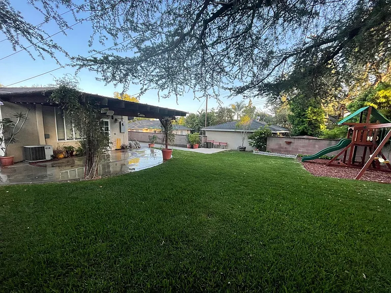 1085 Riviera Dr — Photo 8