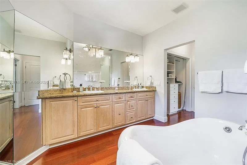 2449 S Bayshore Dr #2449 — Photo 4