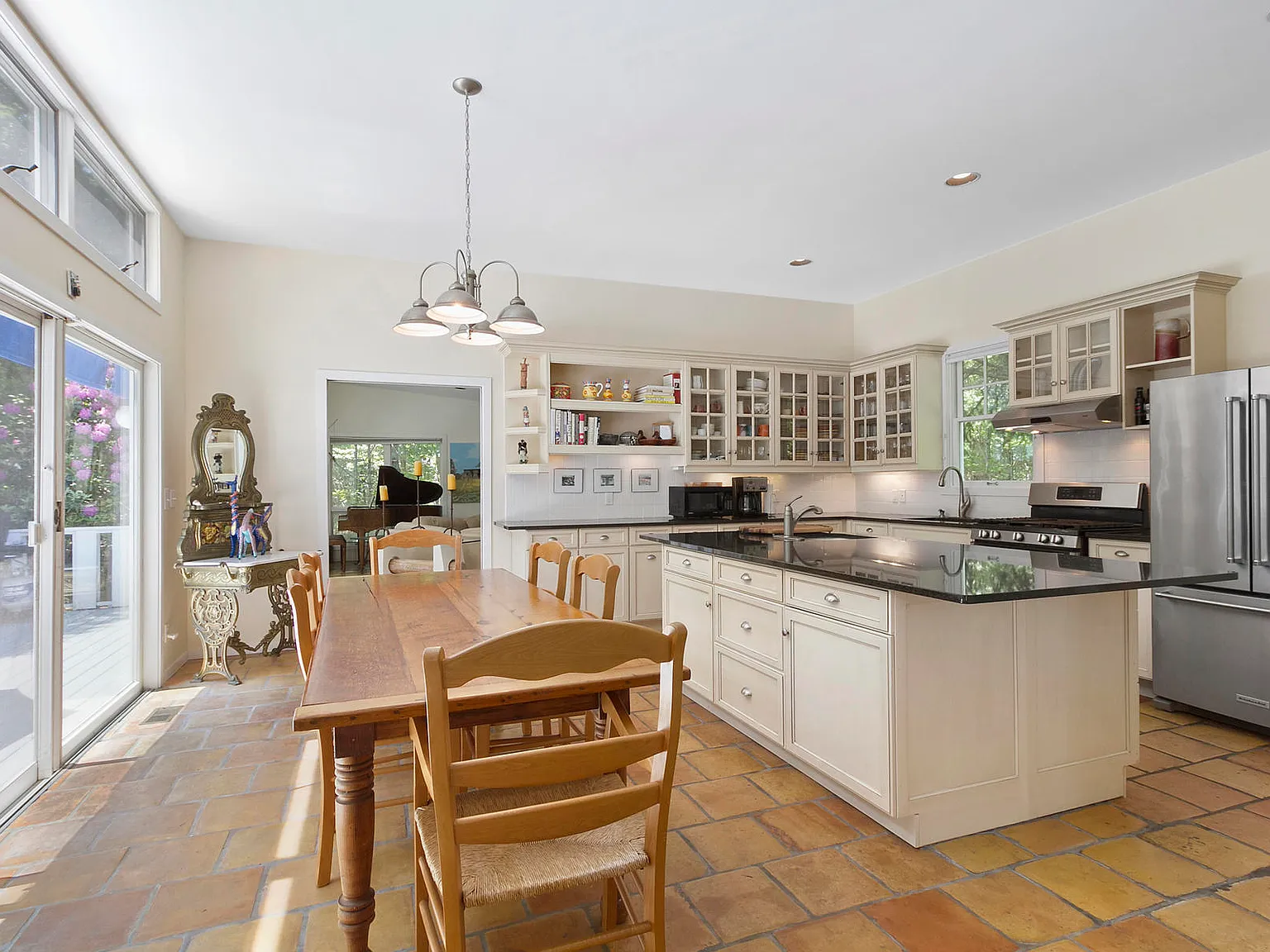 Exceptional Living Space - Great Value Summer Rental — Photo 4