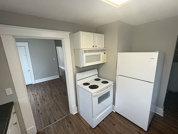 4th image of 2413 Stuart St