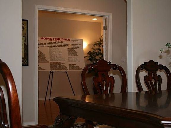 Dining RoomLooking into H