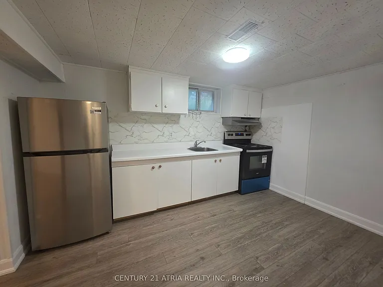 21 Meadowview Ave #LOWER — Photo 2