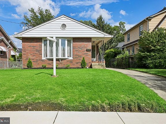 4th image of 202 Stratford Ave