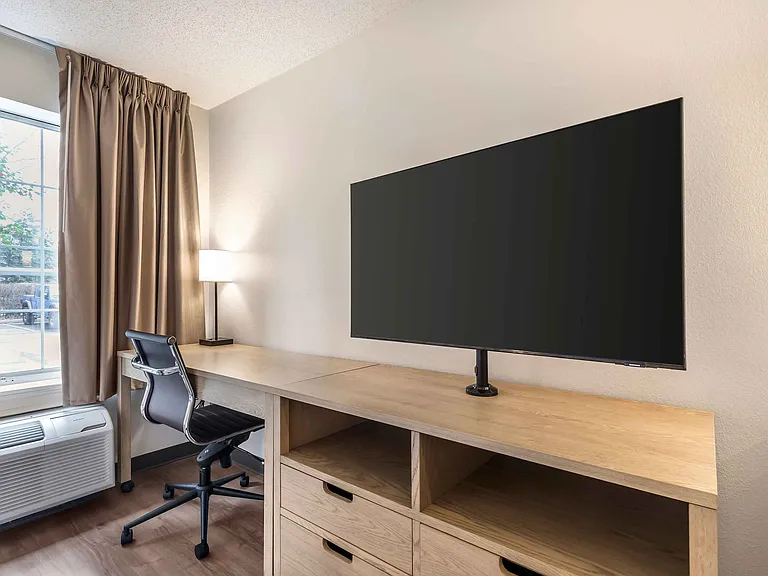 1 Bedroom Suite - 1 Queen Bed