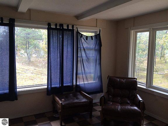 4th image of 301 Oak St