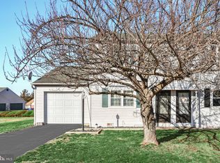1601 Blue Jay Dr, Dover, PA 17315