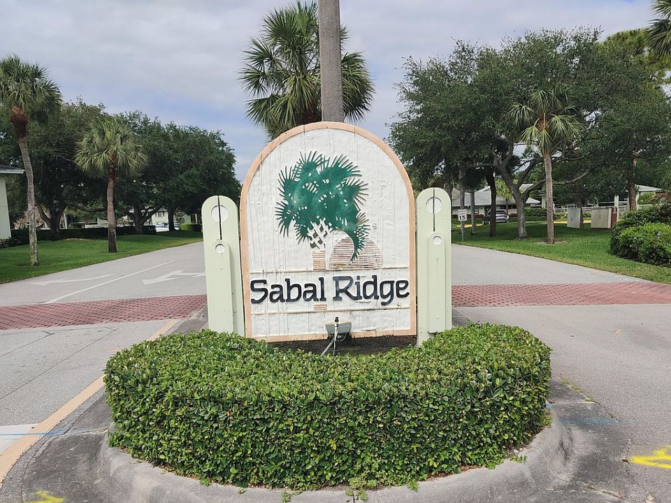 Sabal Ridge is close to Gardens Mall, Downtown, 3 universities, 1-95 entrance and Abacoa/Roger Dean Statium.