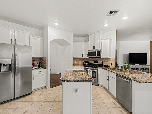 3rd image of 820 Lake Sierra Way