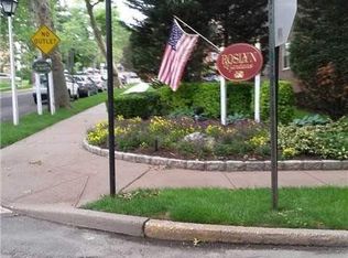 16 Edwards St APT 2E, Roslyn Heights, NY 11577