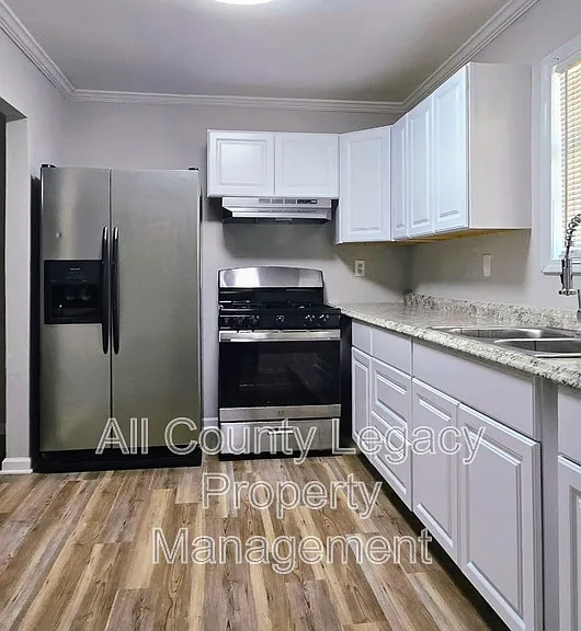 917 S Indian Creek Dr — Photo 3