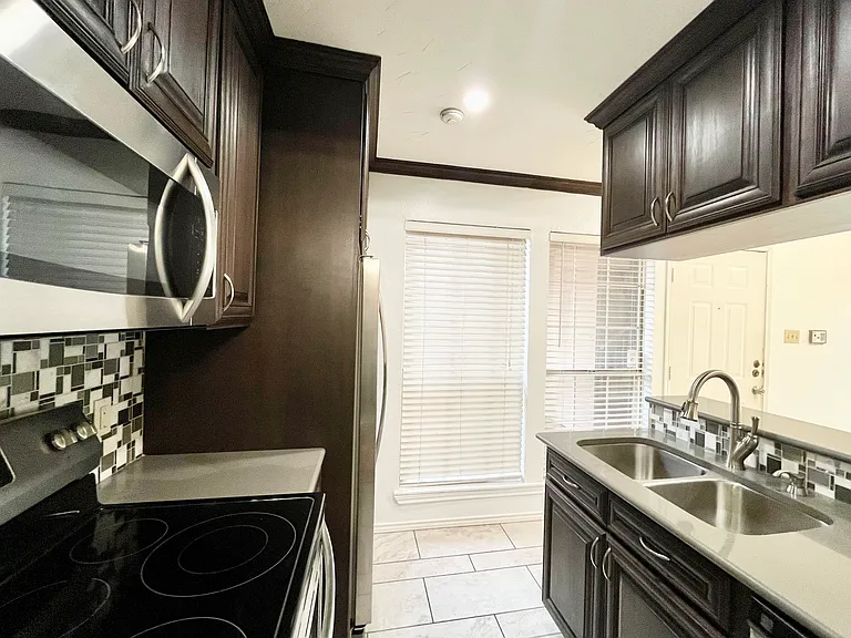 1450 Meadowood Village Dr — Photo 4