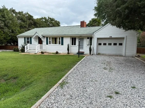 562 Timberneck Rd, Deltaville, VA 23043