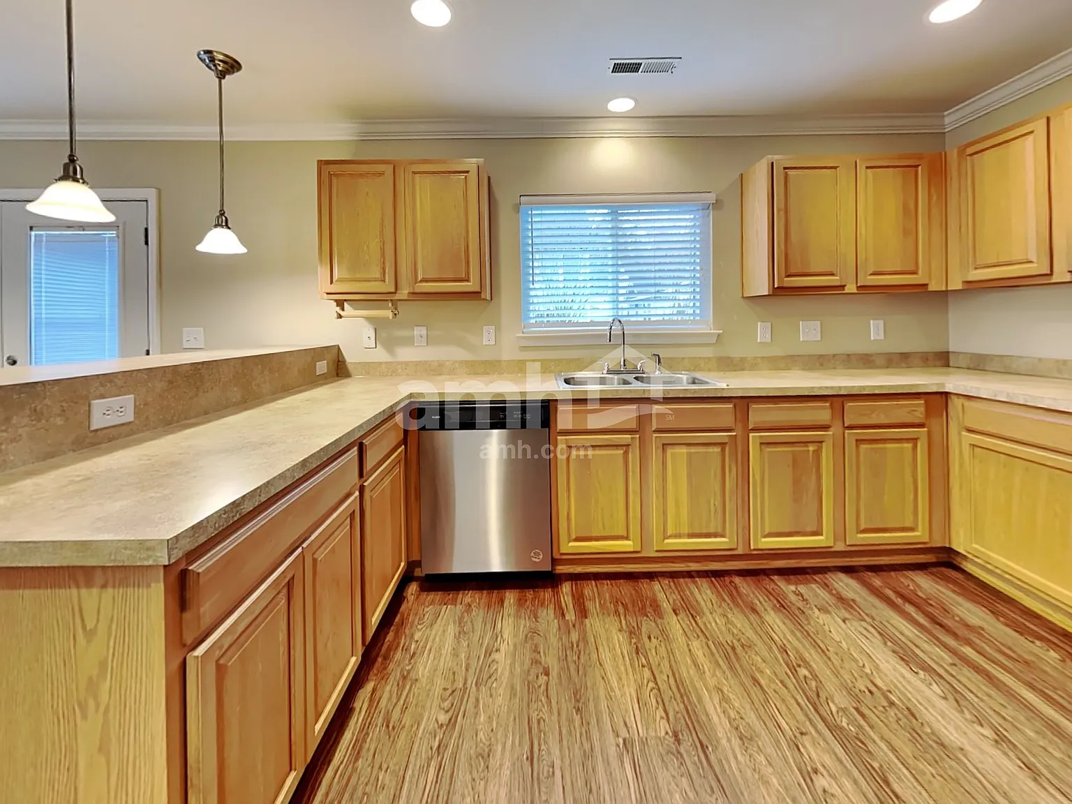 3 bed, 2.5 bath, 1618 sqft, $2,320 — Photo 4