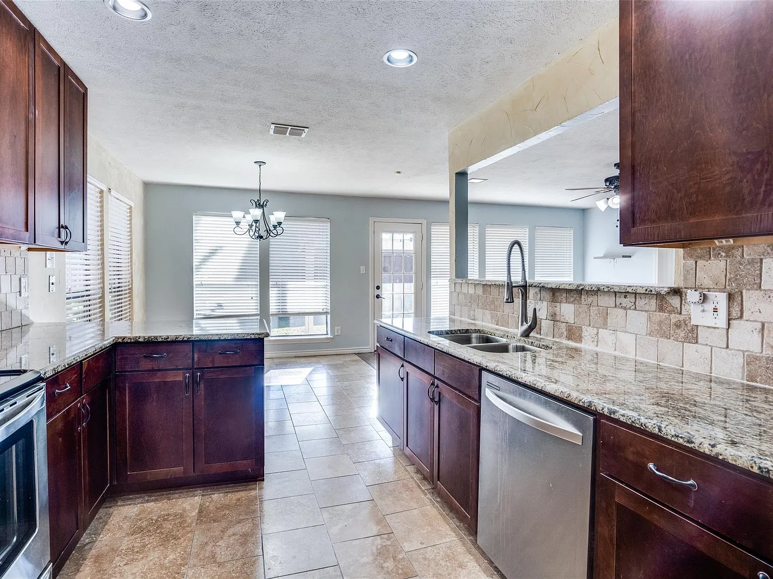 3 bed, 2200 sqft, $2,655 — Photo 4