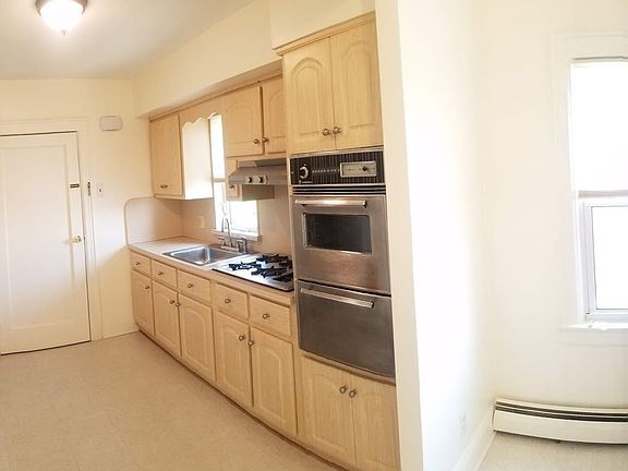 5th image of 6410 Ellwell Cres #2