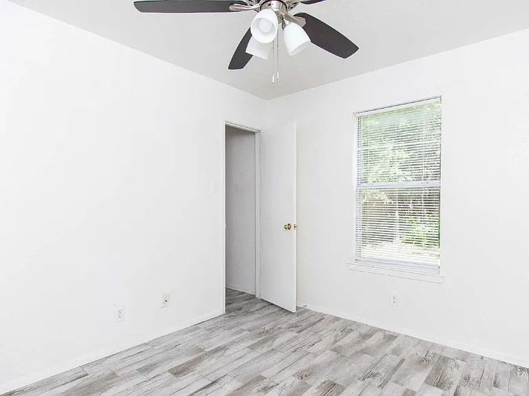 2018 Cedarhill Dr #B — Photo 8