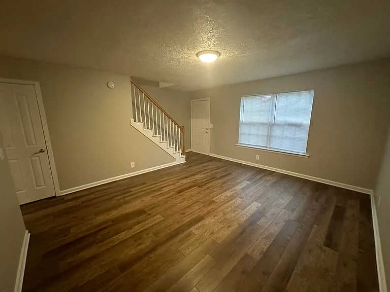 2434 Willowbrook Dr — Photo 3