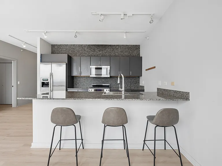 860 W Blackhawk St #1808 — Photo 7