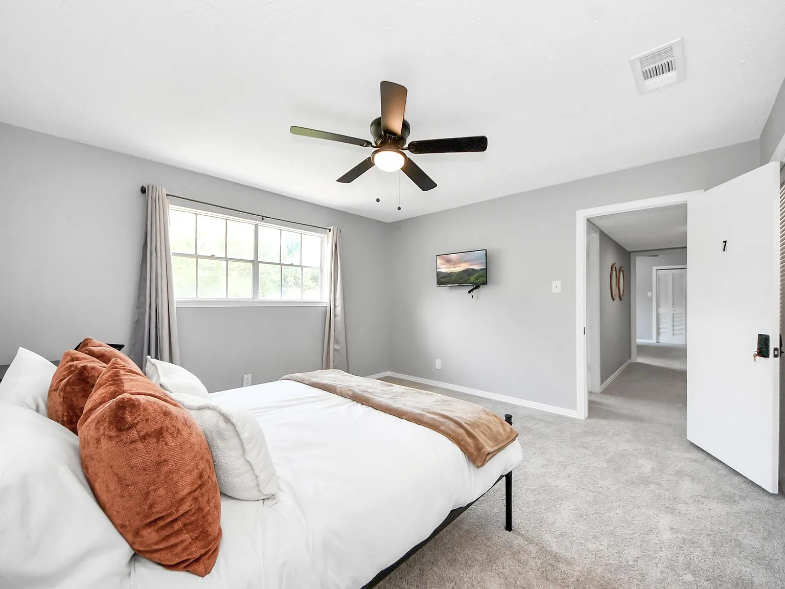 4 bed, 3.0 bath, 3642 sqft, $866 — Photo 1
