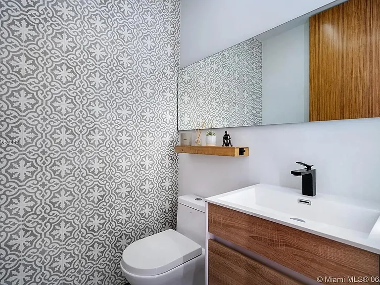 20824 NE 30th Pl — Photo 15
