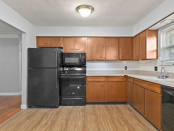 5th image of 156 Hampton Dr