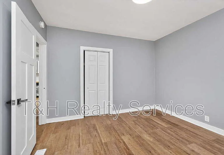 1927 N Dearborn St — Photo 23
