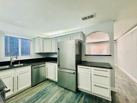 3rd image of 293 Woodman St